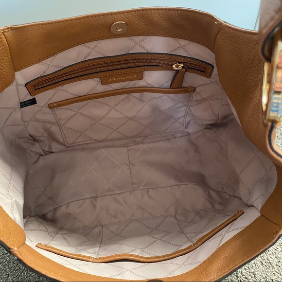 ❗️SOLD❗️Michael Kors Fulton Large Logo Shoulder Bag - Picture 5 of 7